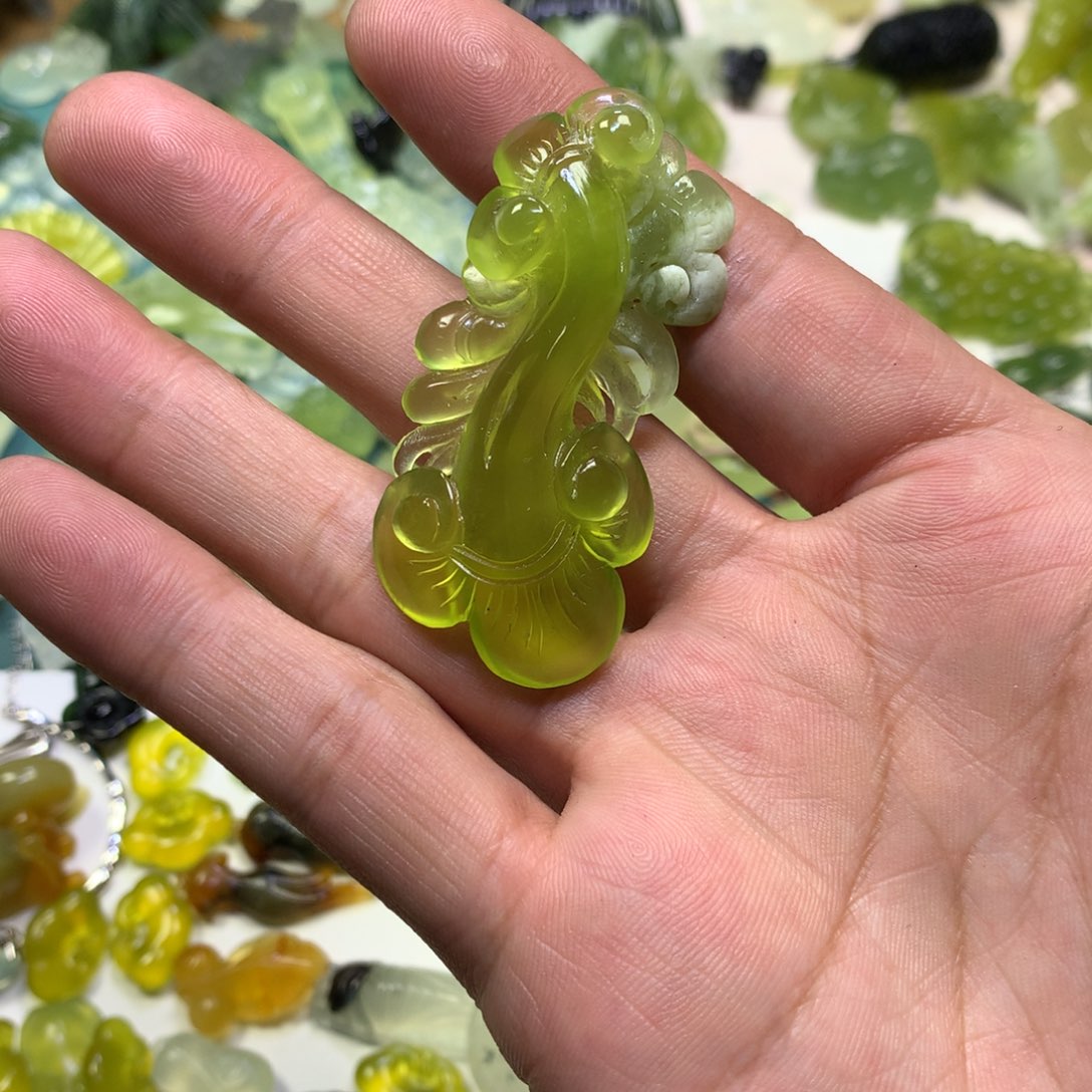 岫玉颈饰未镶嵌如意