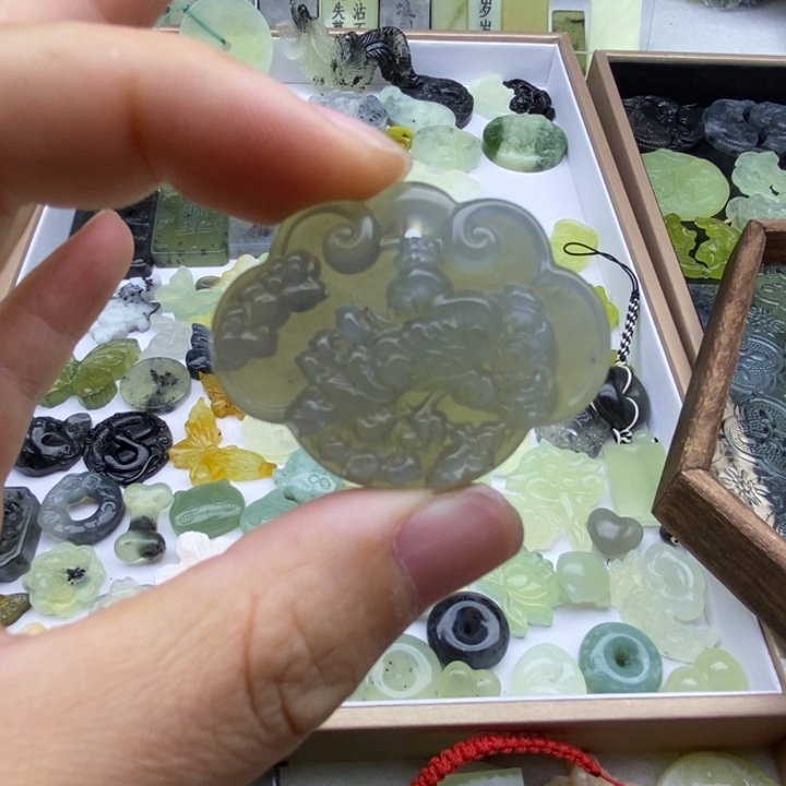 蛇纹石玉未镶嵌颈饰