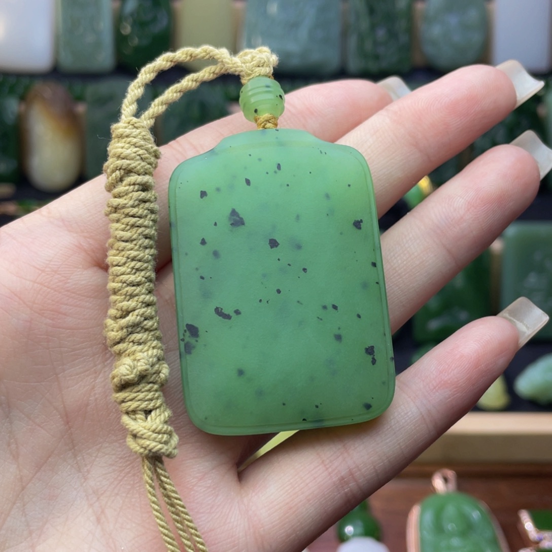 和田玉未镶嵌颈饰乌兰海·猕猴桃