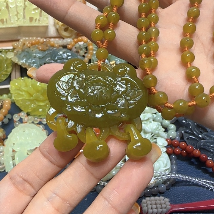 未镶嵌蛇纹石玉吊坠