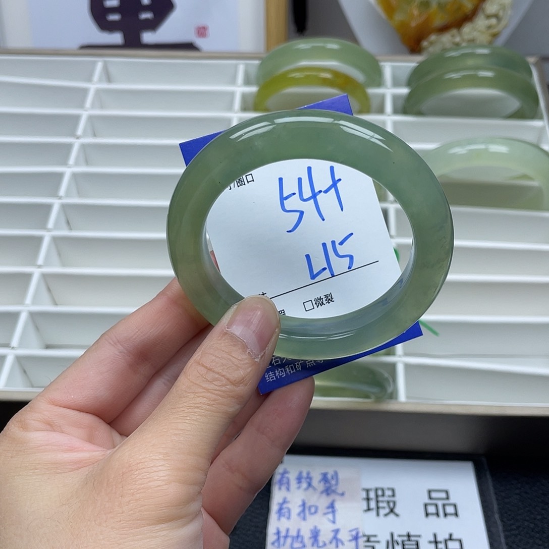 蛇纹石玉手镯未镶嵌