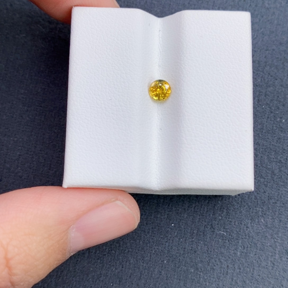 蓝宝石裸石未镶嵌