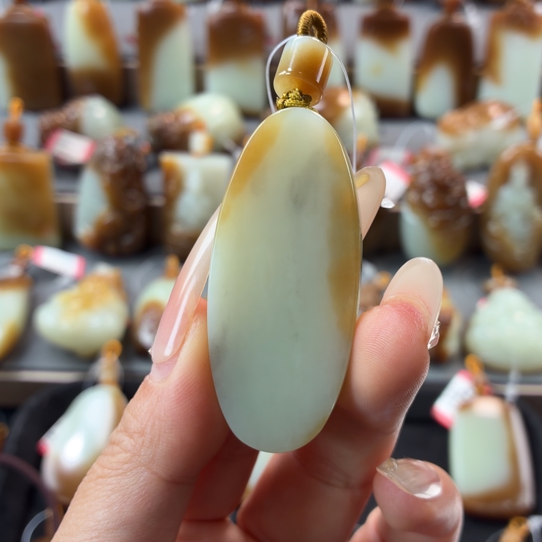 小***子和田玉未镶嵌颈饰