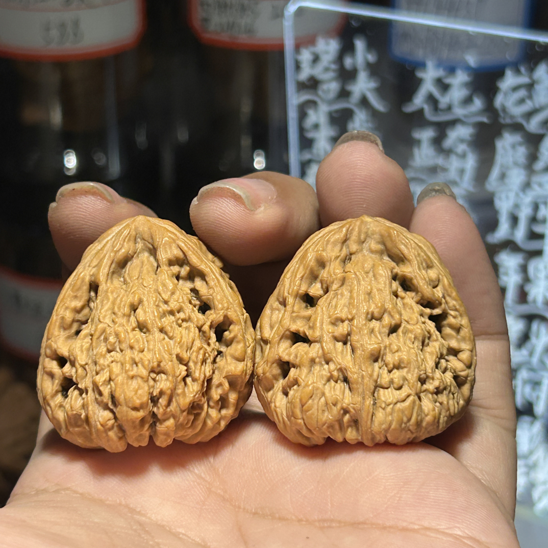 文玩核桃把件33南疆石异形麒麟纹四座楼狮子头精配手玩全品正磨