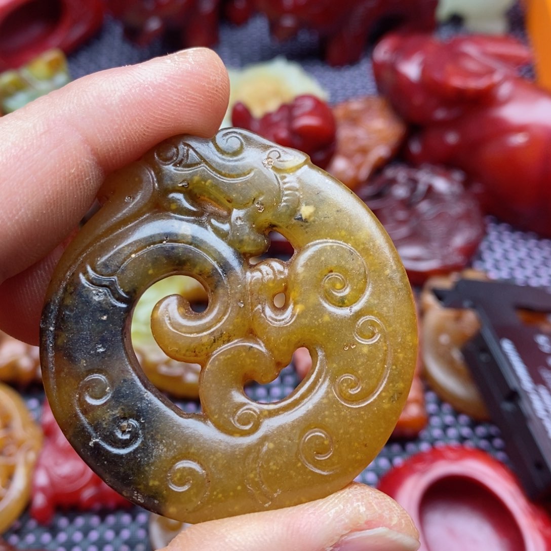 蛇纹石玉颈饰未镶嵌