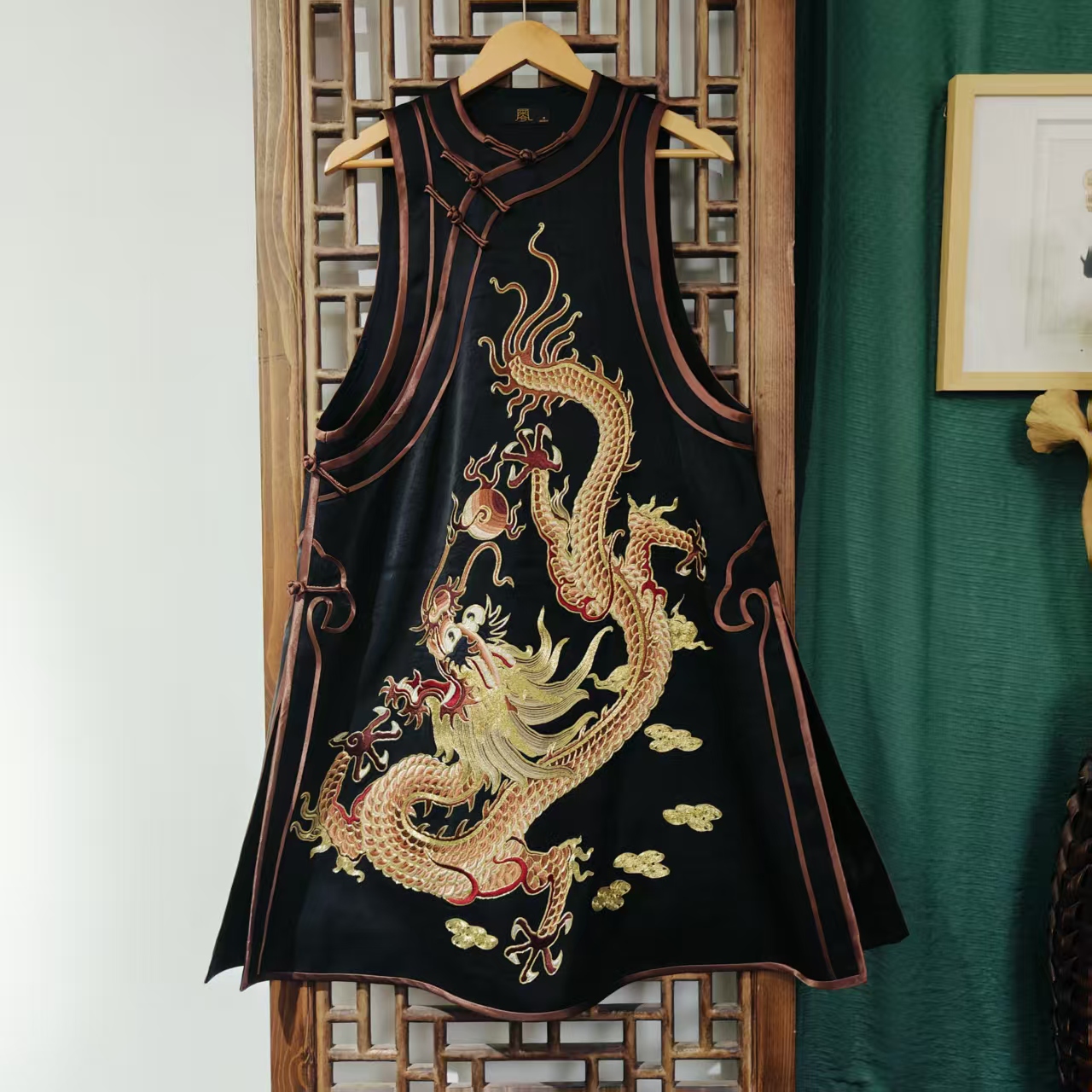 (LS678-2） 凤徕兮定制黑色光板底盘金龙刺绣咖包边无袖马甲