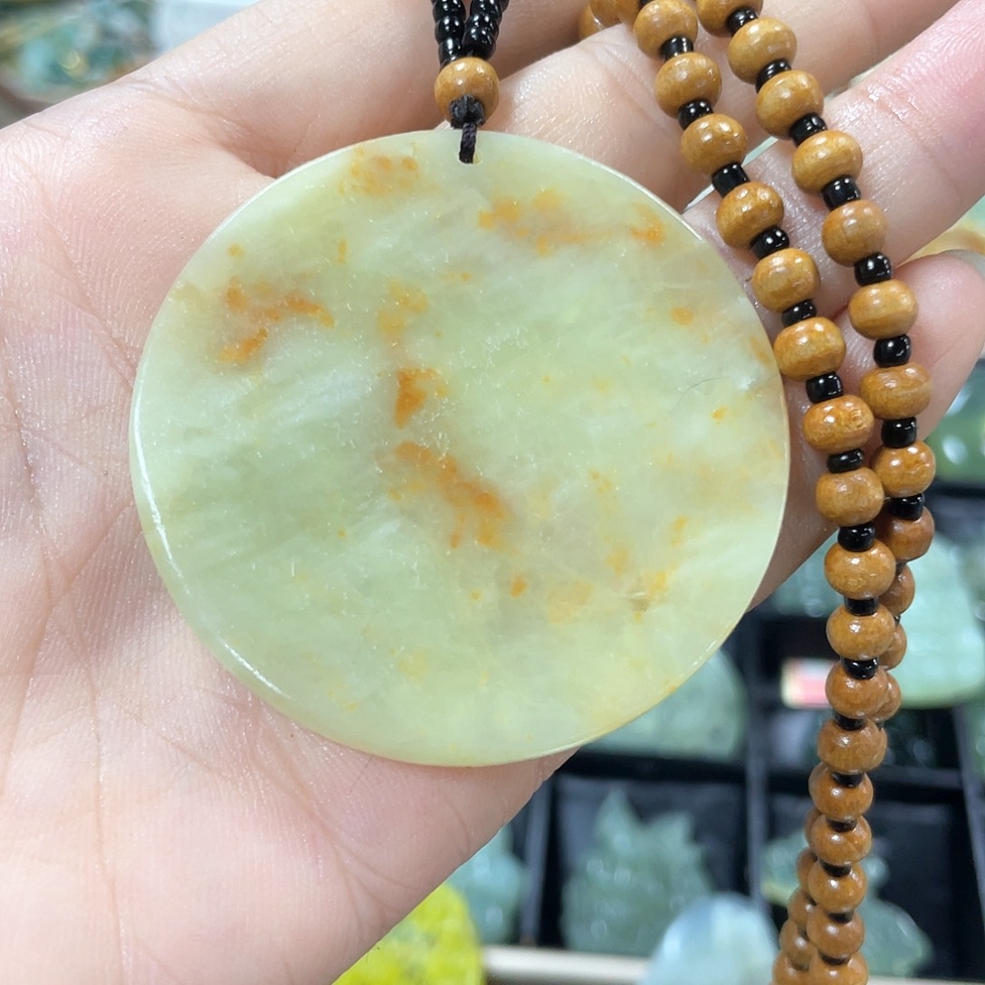 蛇纹石玉颈饰未镶嵌