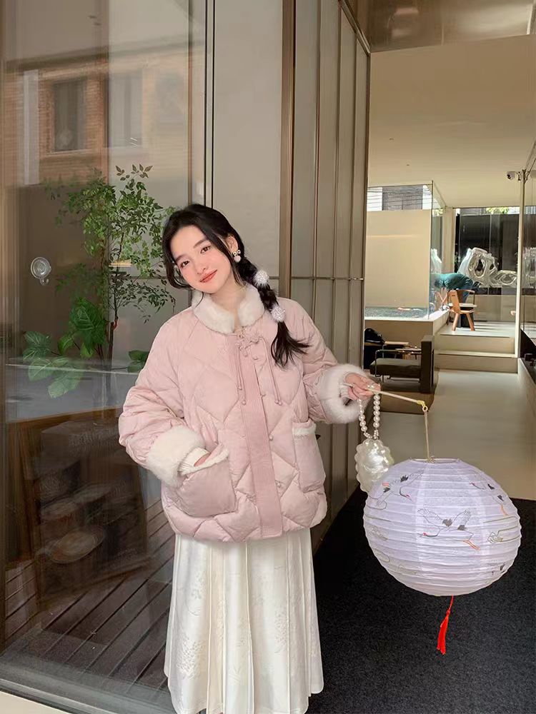 818国风定制浮雕工艺绒面拼接毛毛领冬季短款棉服