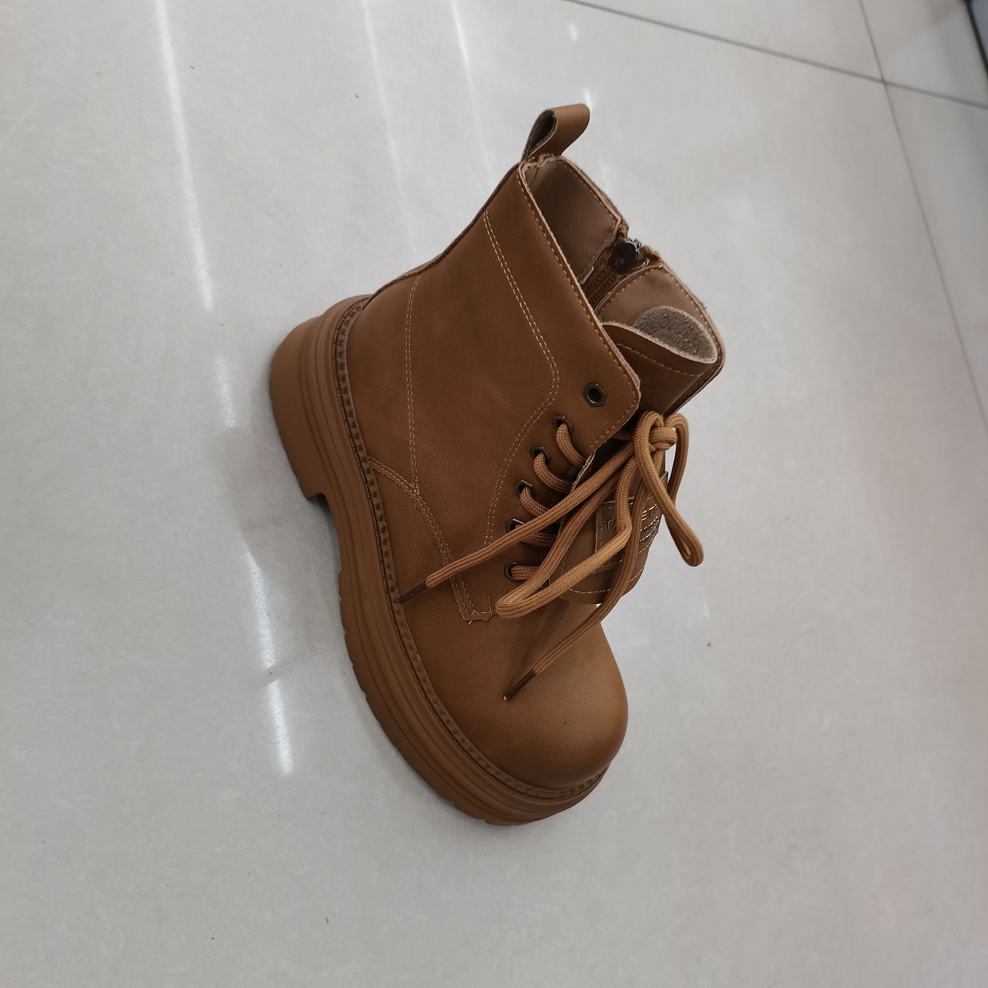 秋冬系带纯色修面皮常规款马丁靴棕色英伦风女靴时尚