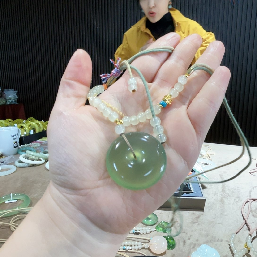 蛇纹石玉颈饰未镶嵌