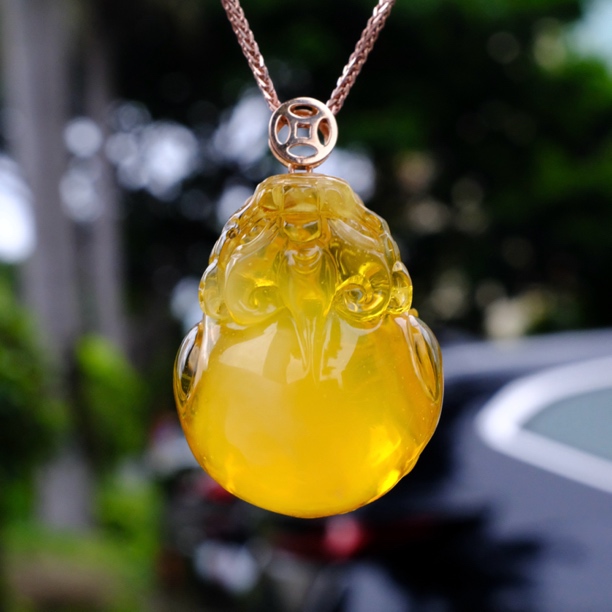 蜜蜡貔貅吊坠 18k镶嵌 带荧光意境吊坠