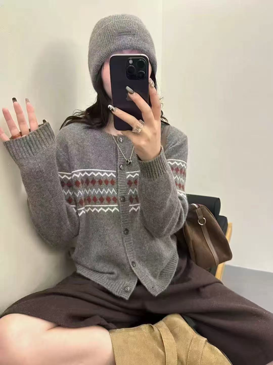 【左耳与麻】2025冬季新款羊毛蜜熊费尔岛圆领提花开衫毛衣HY82523