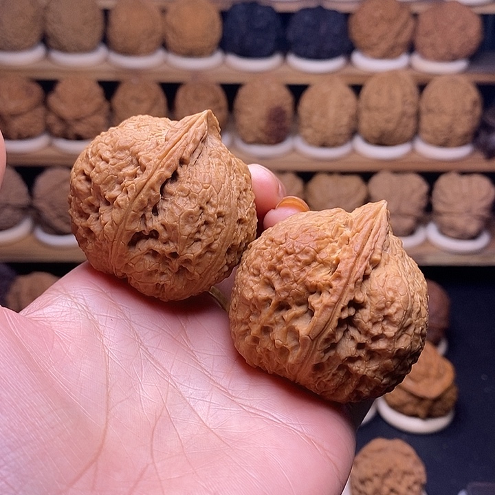 文玩核桃吊坠石锁46mm