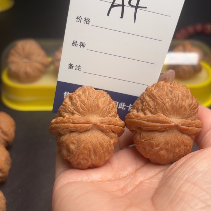 R***m吊坠桃核43元宝狮子头