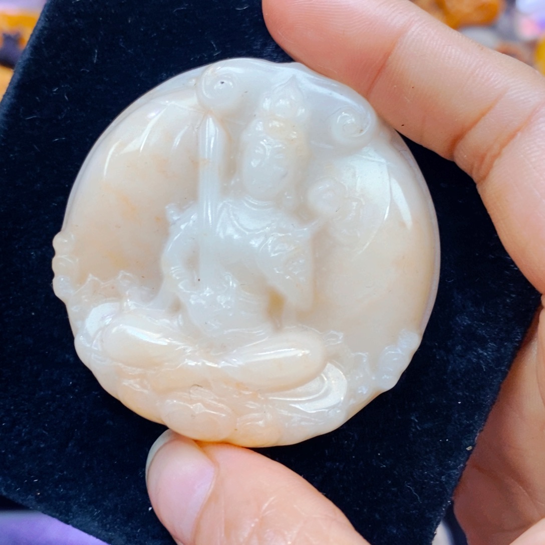 未镶嵌石英质玉（黄龙玉）颈饰