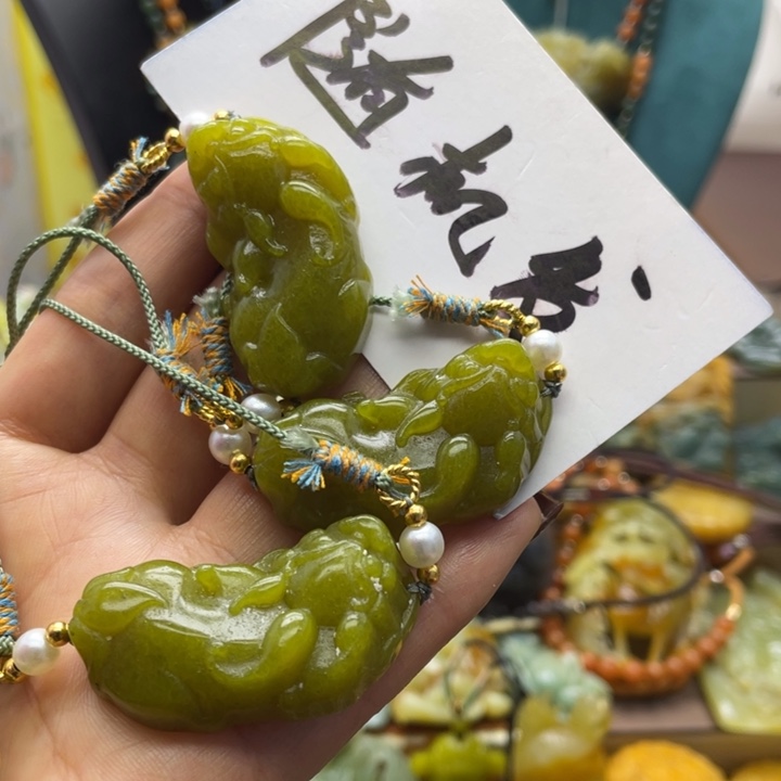 蛇纹石玉未镶嵌颈饰