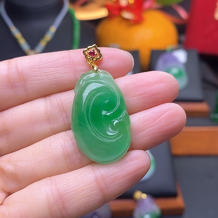 翡翠颈饰未镶嵌如意