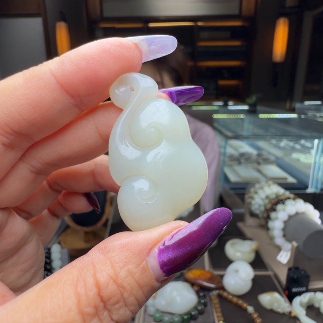 ο***刀和田玉未镶嵌颈饰