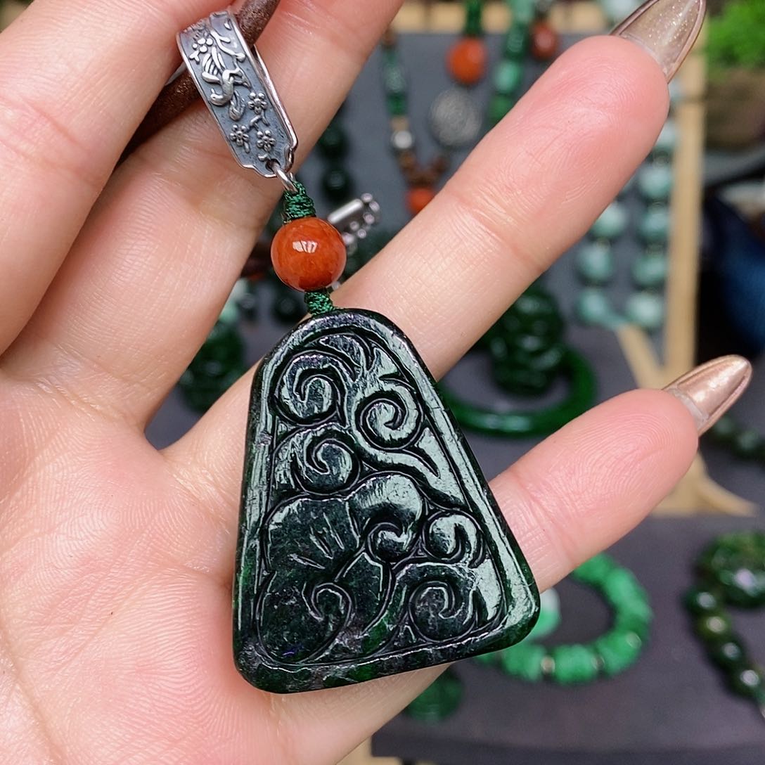 翡翠颈饰未镶嵌漂亮美眉