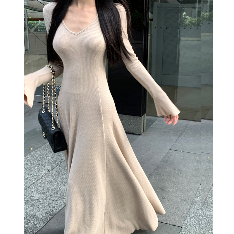 温柔风气质V领内搭长袖针织连衣裙女秋季黑色性感收腰修身长裙子