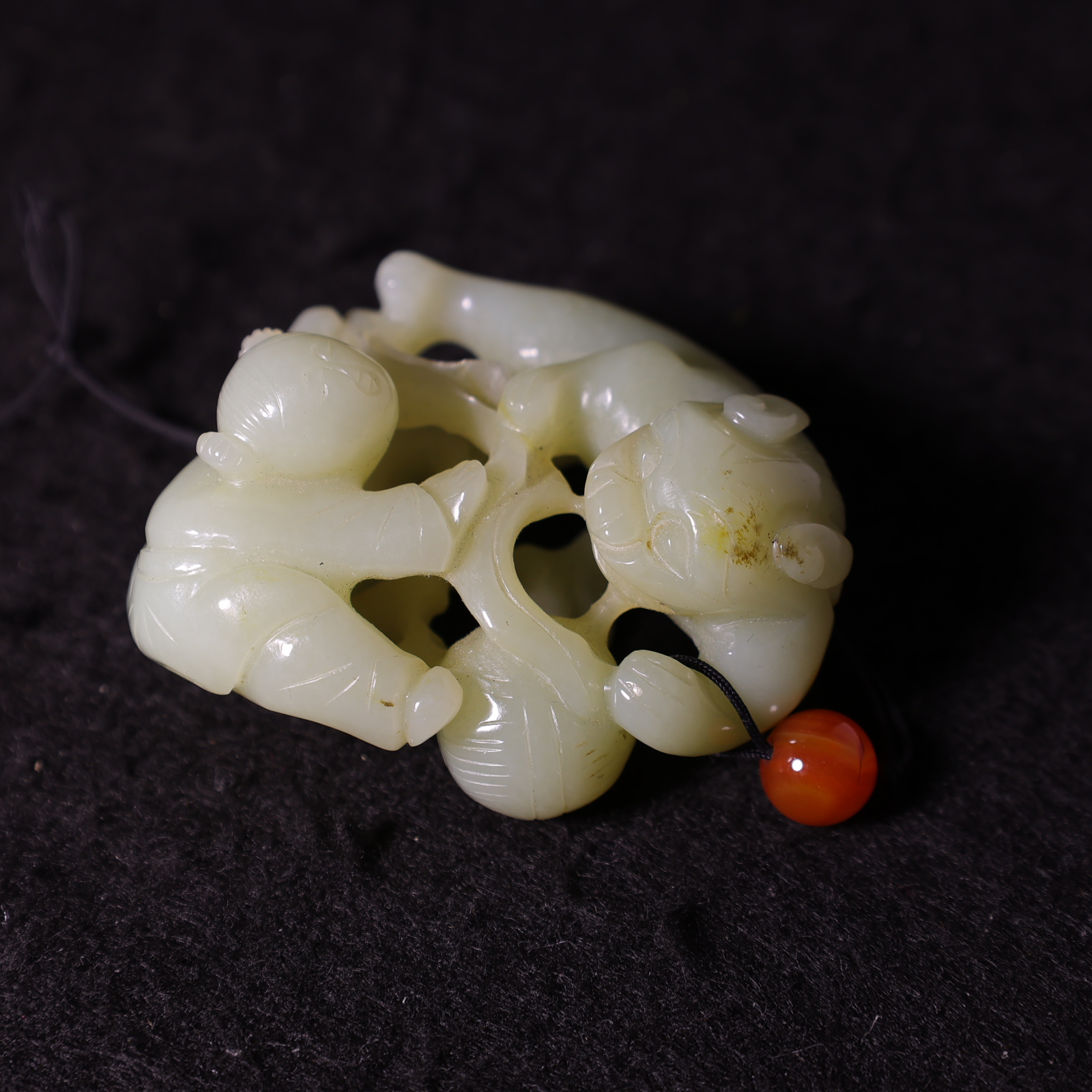 13F24清 青白玉圆雕带沁童子戏狮手把