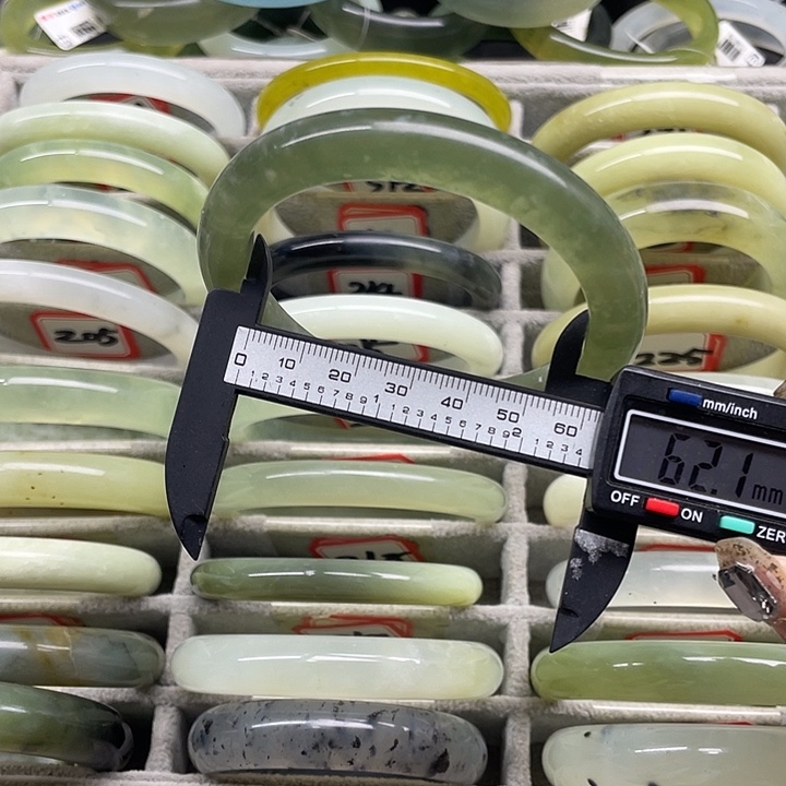 蛇纹石玉未镶嵌手镯221