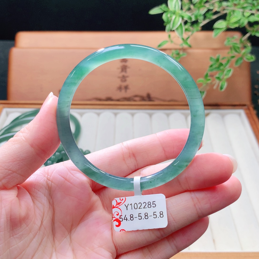 未镶嵌手镯（圆镯）翡翠