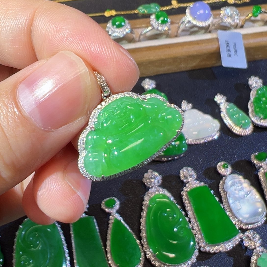 翡翠18K金镶嵌颈饰