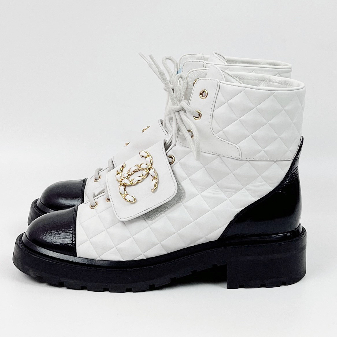 99新 Chanel/香奈儿 38.5码白色金属logo魔术贴马丁靴 lm3223