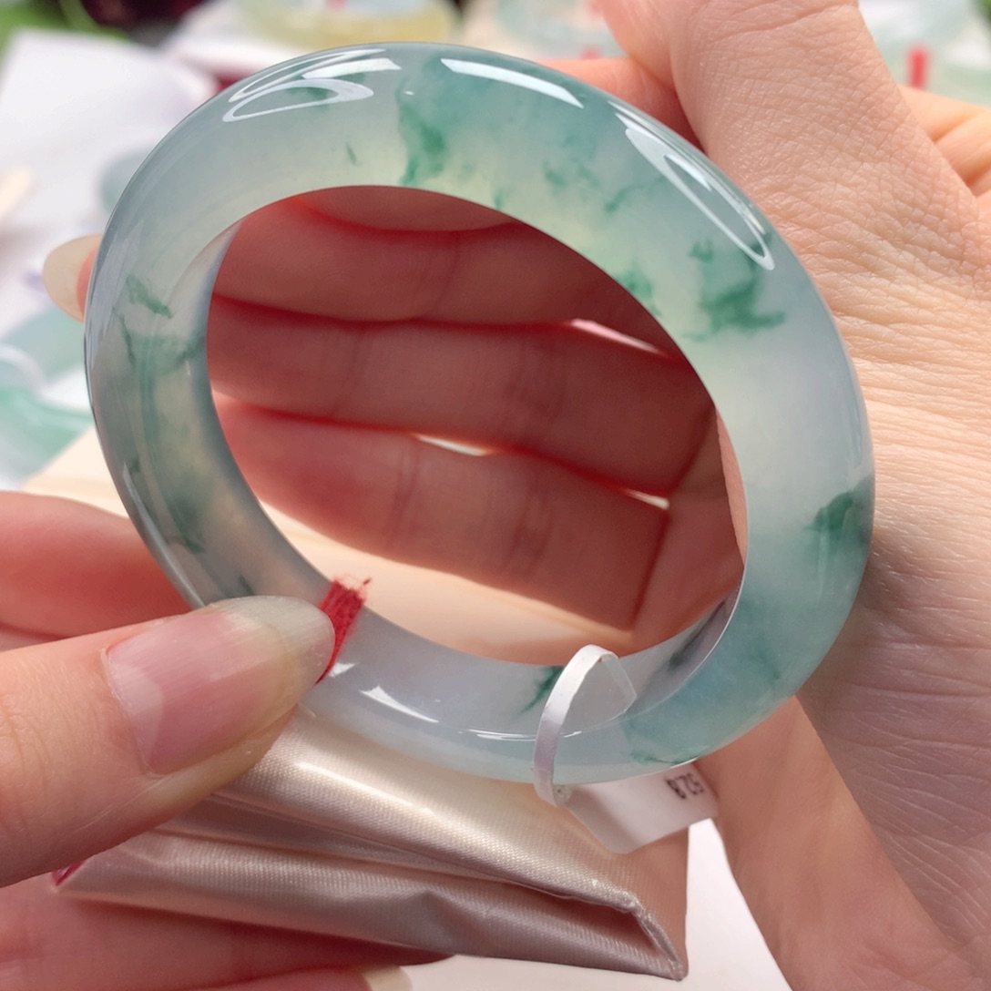 翡翠手镯未镶嵌小小推荐