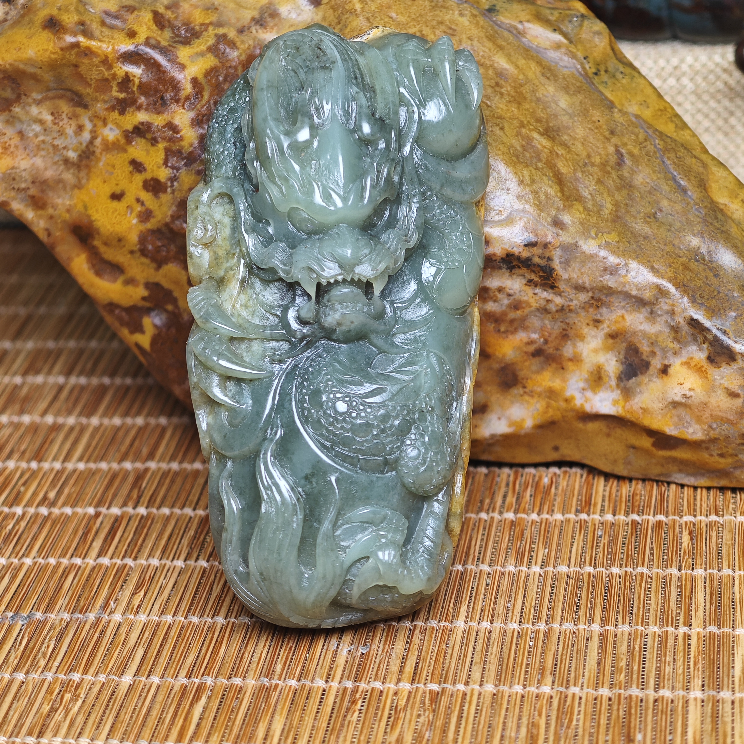 天然河磨玉椴树林俏色巧雕，吸财龙手把件(出证书)