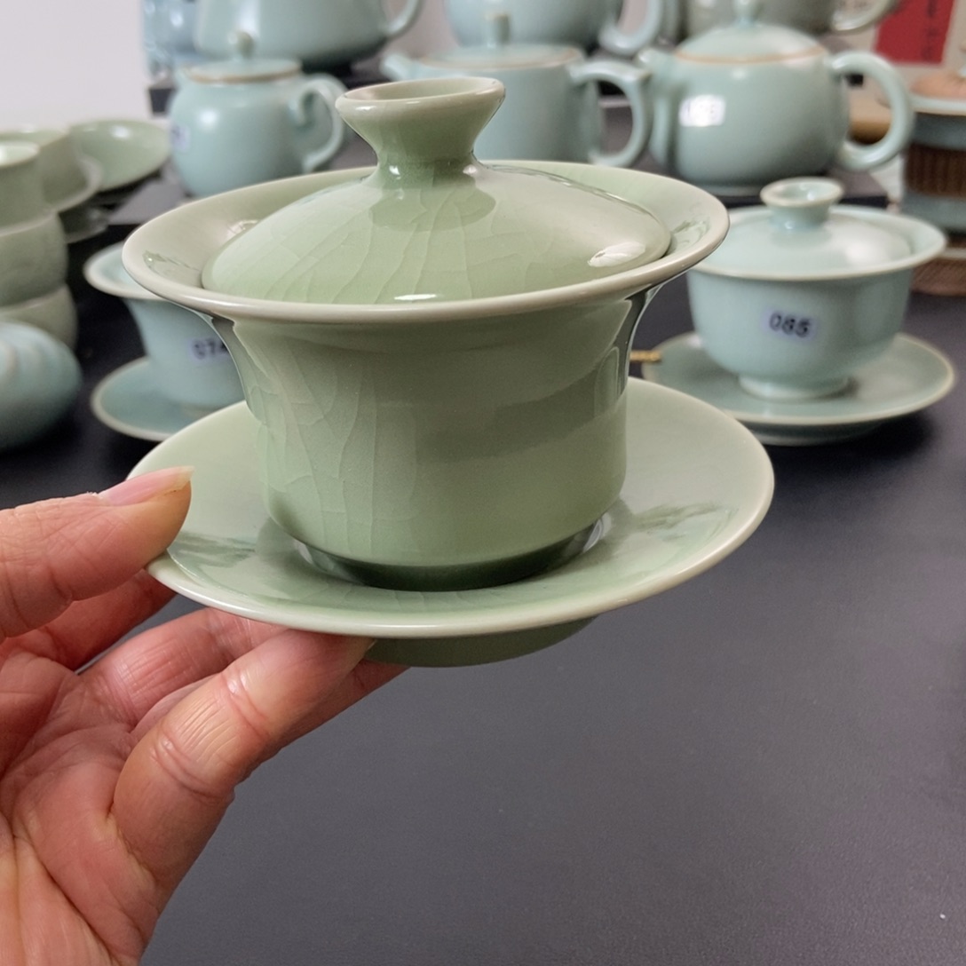 一级品豆绿釉马蹄盖碗