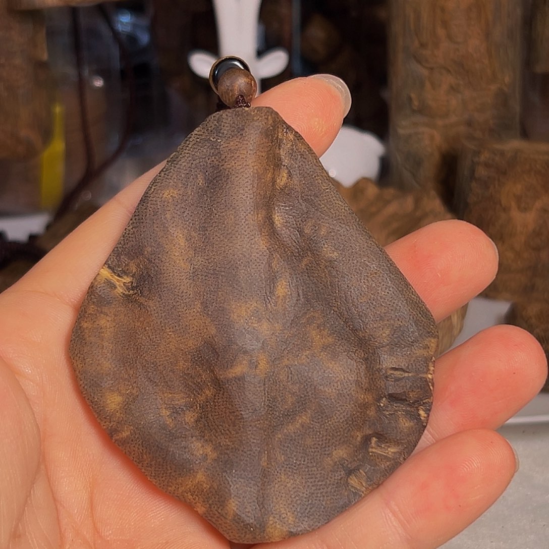 M***3沉香吊坠海南天然野包头