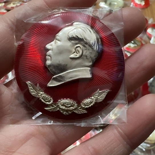 清***间其他普通金属圆形红色人物像章