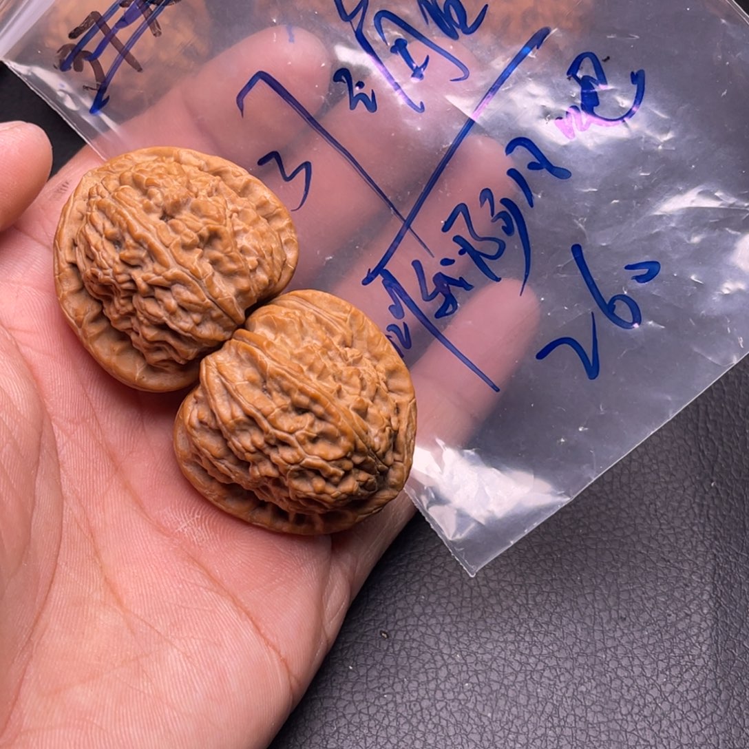 叫***吧文玩核桃吊坠白狮子
