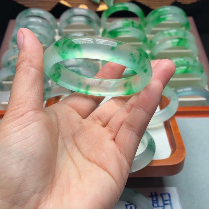 麦***秋石英质玉未镶嵌手镯