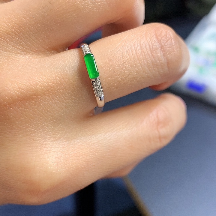 翡翠戒指18K金镶嵌戒指