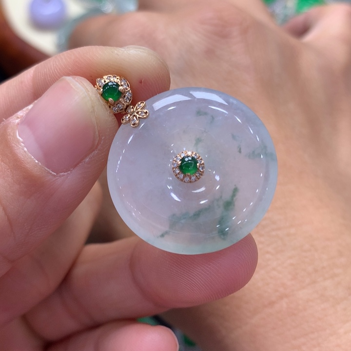 翡翠吊坠(不含链)18K金镶嵌L**。