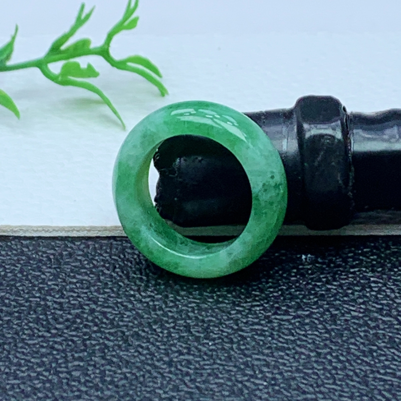 缅甸天然A货翡翠  满绿素面戒指 内径 14.2mm 编号1067