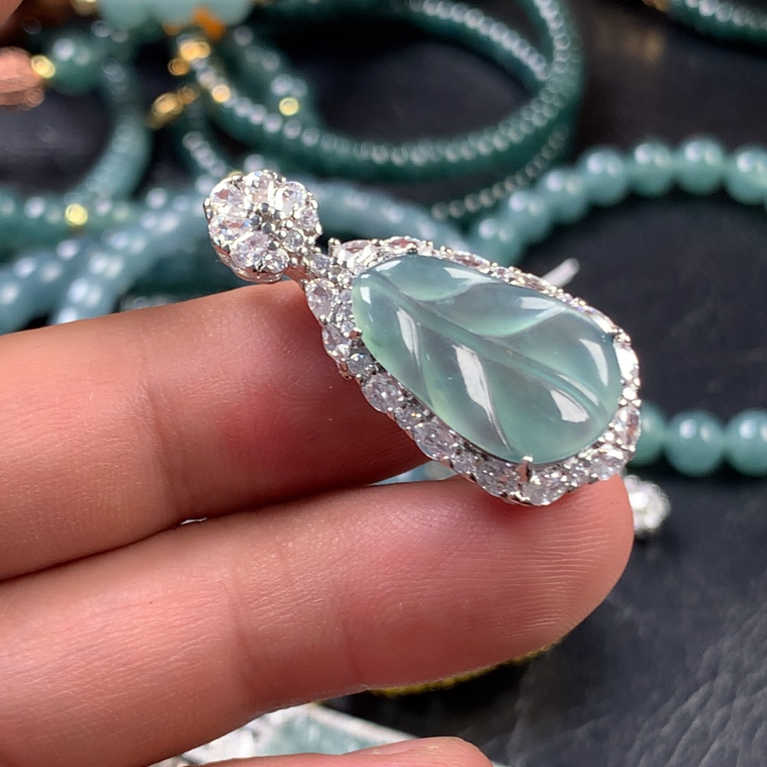 翡翠未镶嵌颈饰芭蕉叶