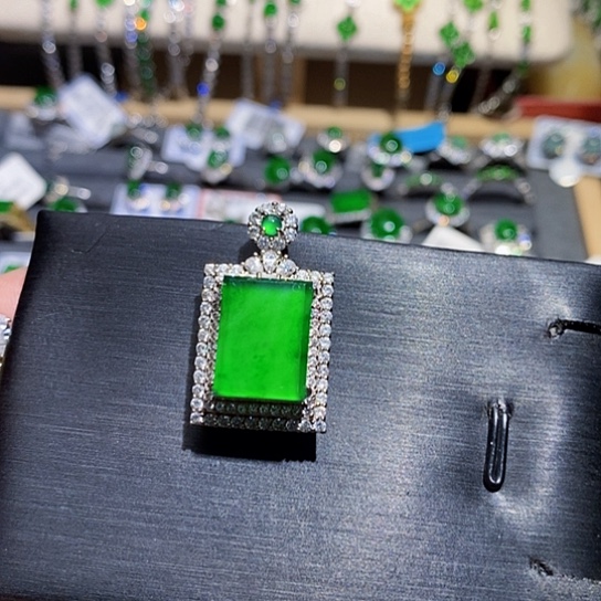 翡翠未镶嵌颈饰吊坠