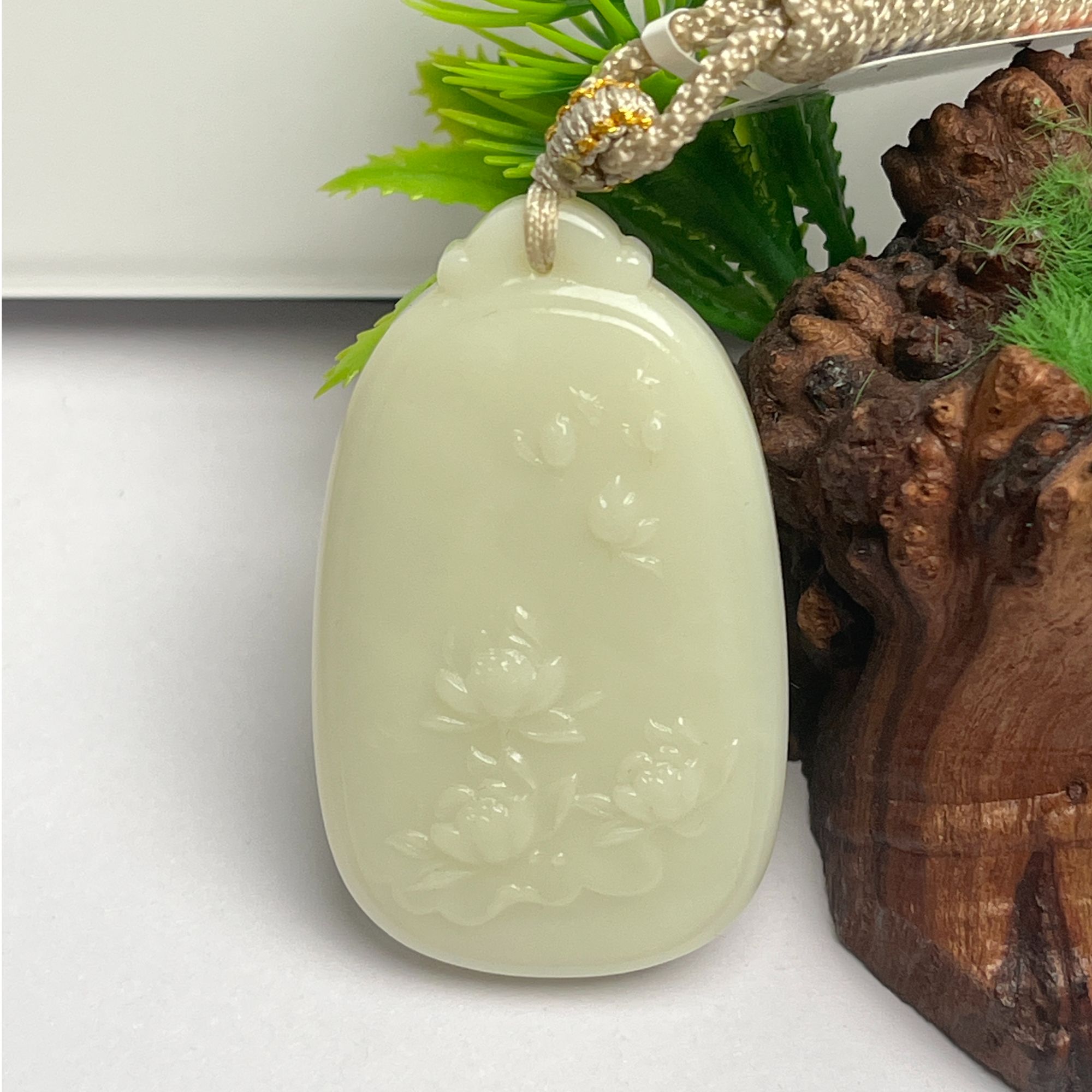 玉润东方天然和田玉莲花牌吊坠（拍一发一）