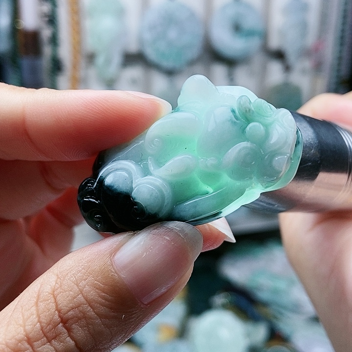 颈饰足铂镶嵌翡翠翡翠