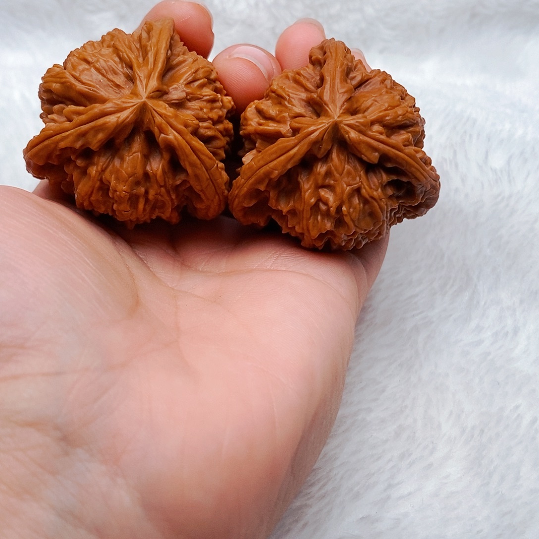 刘***才文玩核桃吊坠三棱