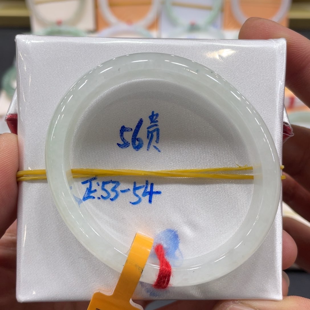 翡翠手镯未镶嵌翡翠手镯