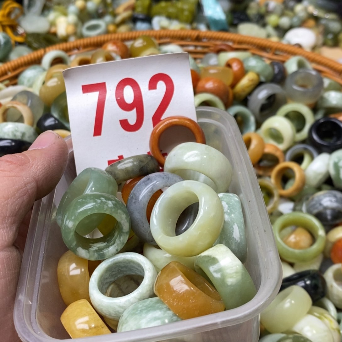 蛇纹石玉挂坠未镶嵌