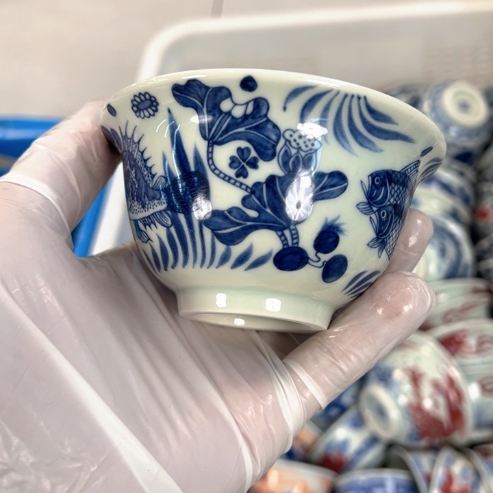 瓷片白青花鱼藻纹压手杯主人杯气泡