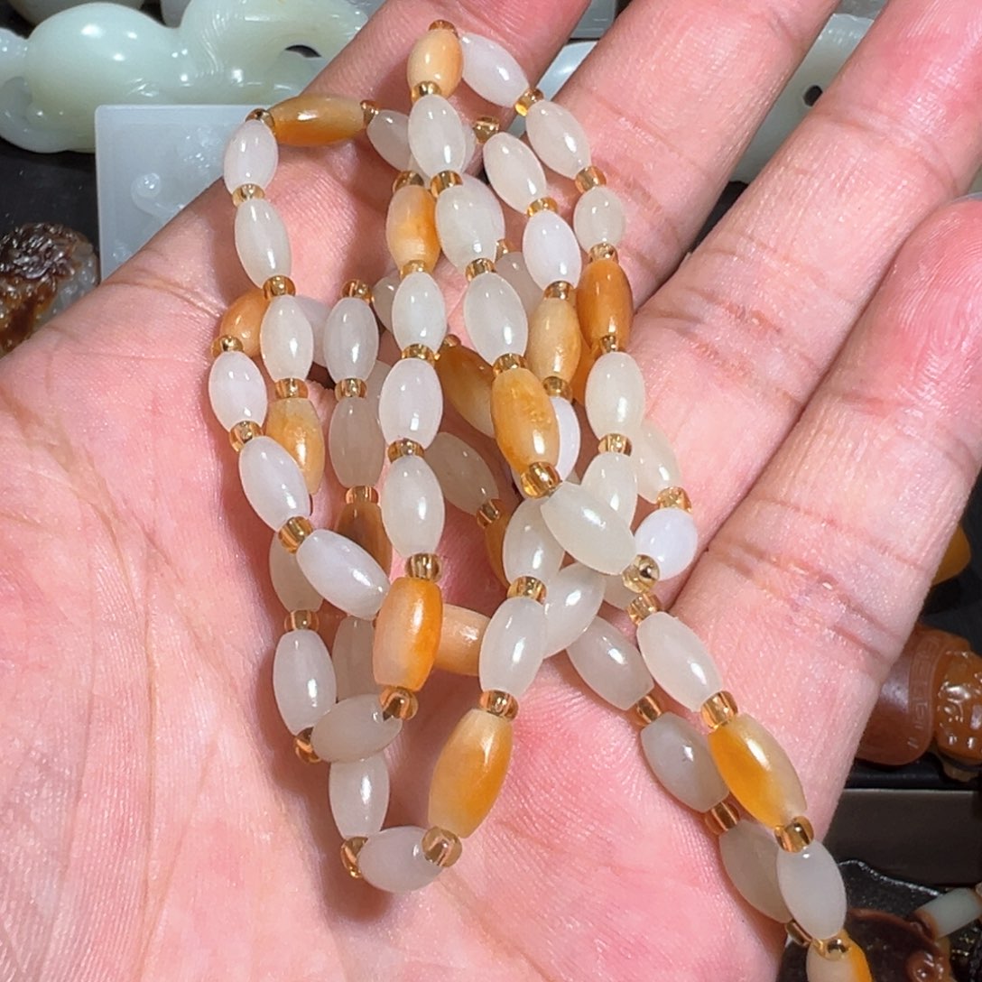 和田玉颈饰未镶嵌墙****】