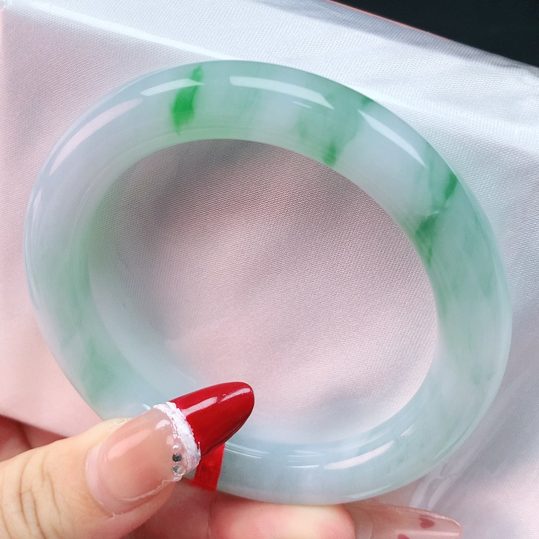 翡翠手镯未镶嵌54圈