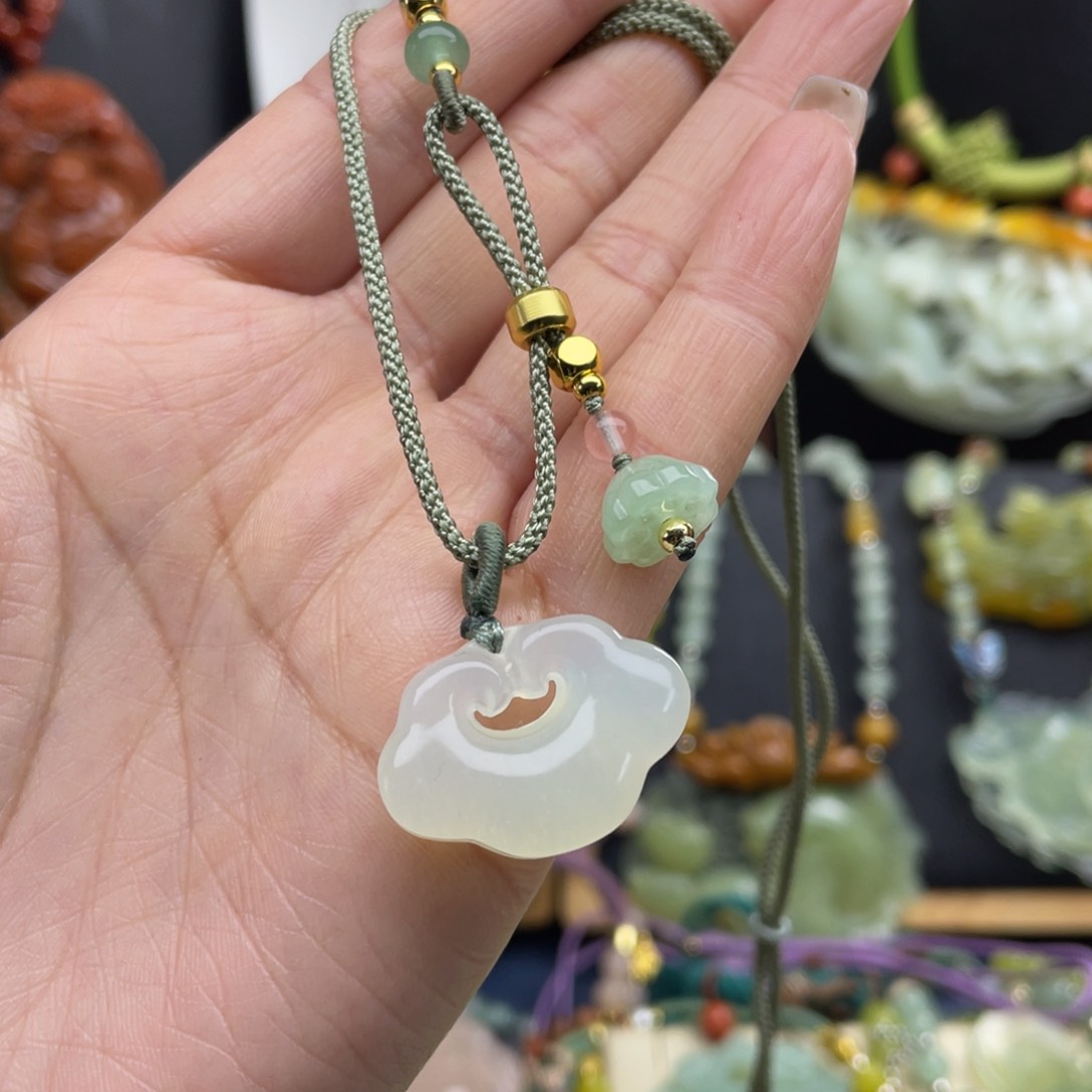 蛇纹石玉未镶嵌颈饰